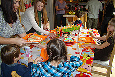 The kids eating pizza